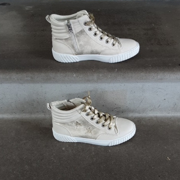 Blowfish Malibu Cream Sneakers with Gold Laces - Picture 1 of 9